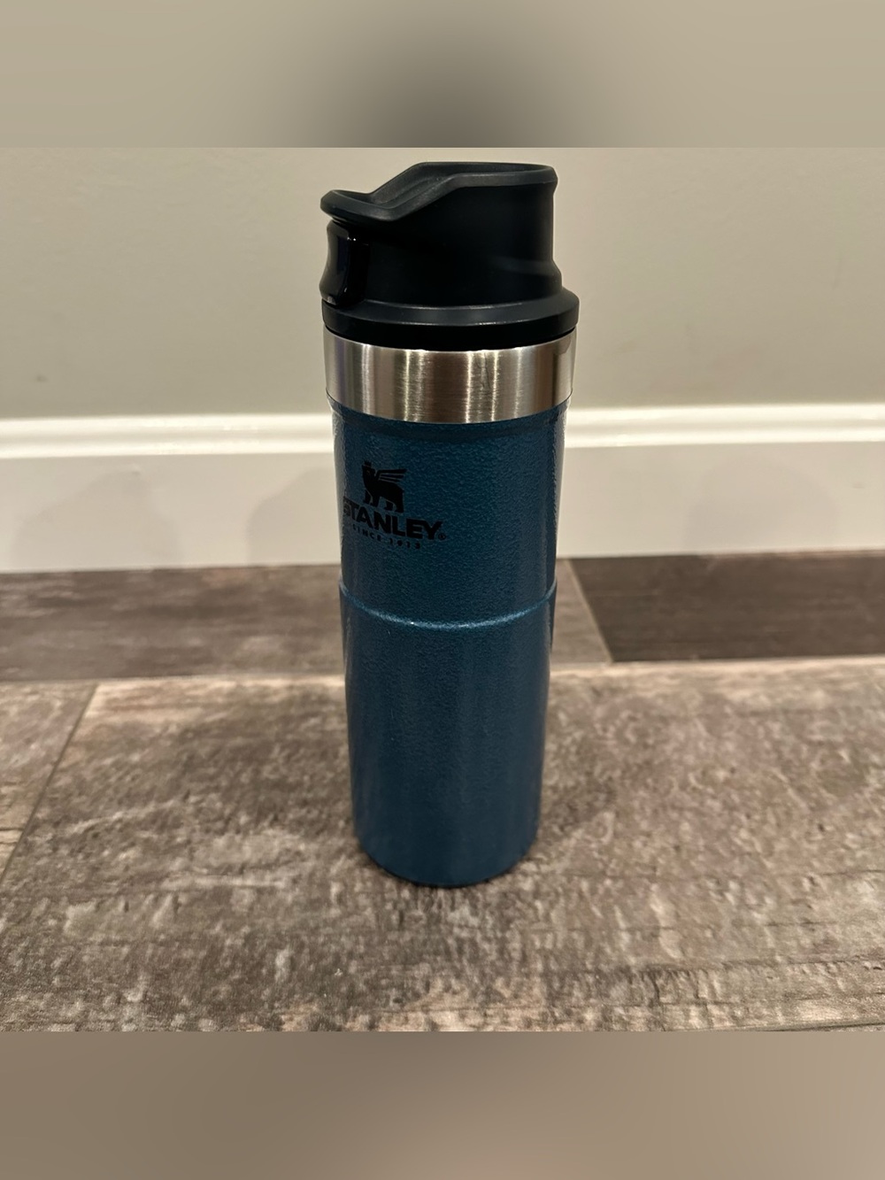 Stanley 16 oz Trigger Action Travel Mug in Hammered Blue EUC